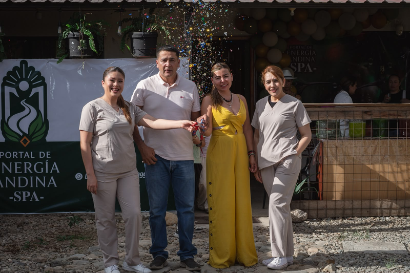 Celebración de apertura con confeti frente al spa