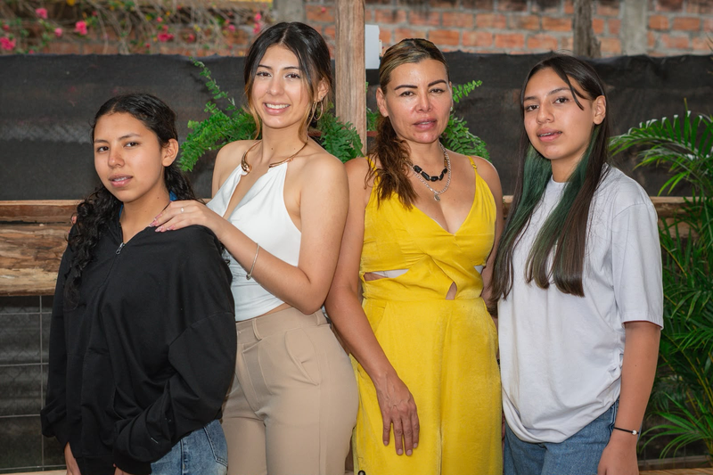 Retrato cercano de cuatro personas en el spa