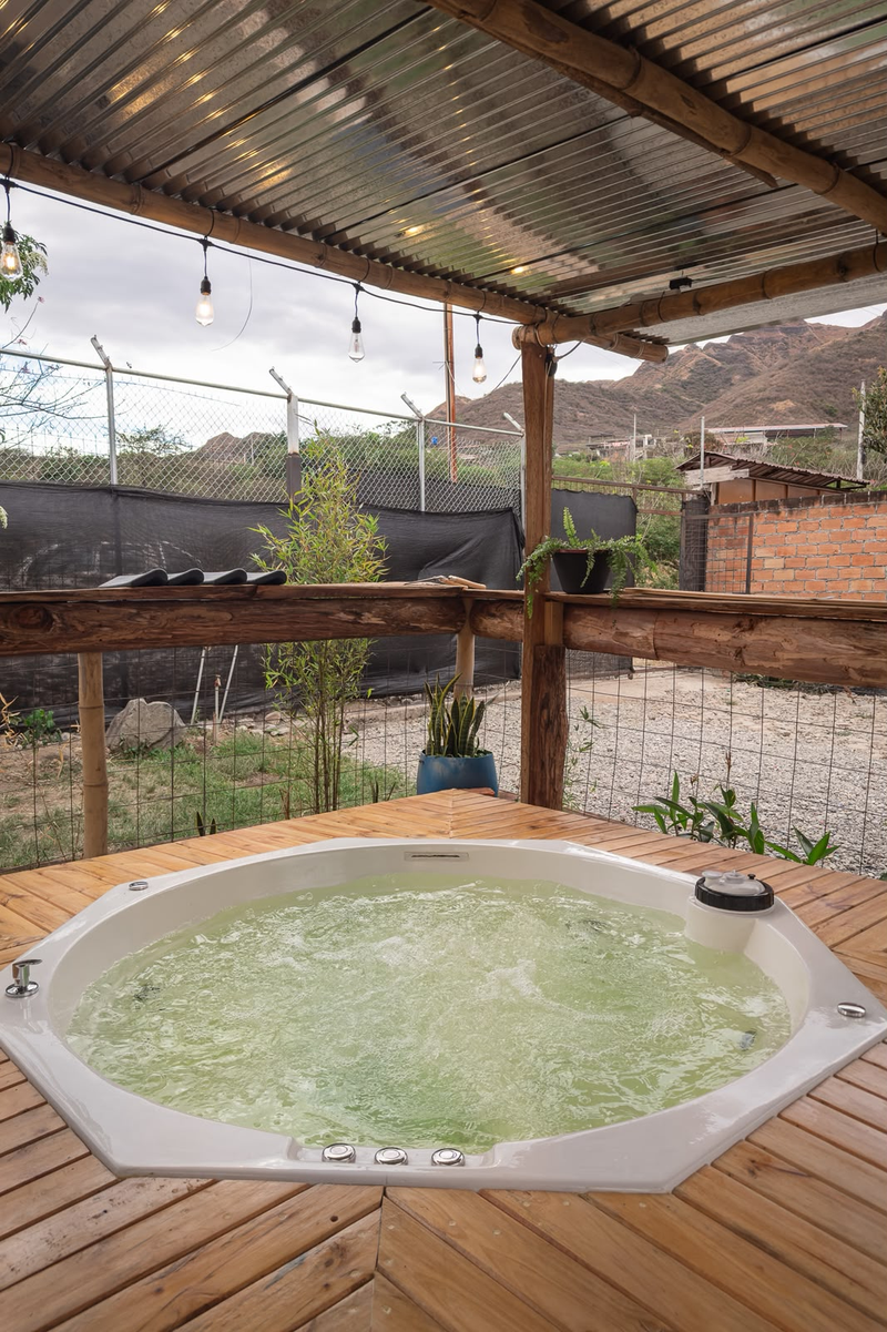 Vista del jacuzzi blanco y la terraza cubierta de madera