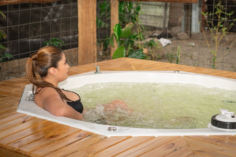 Un momento de descanso en el jacuzzi de la terraza