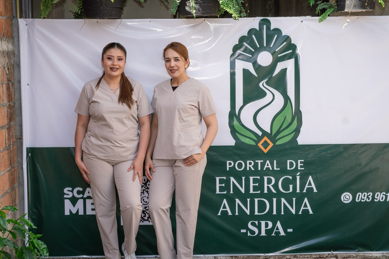 Dos personas con uniforme frente al nombre del spa