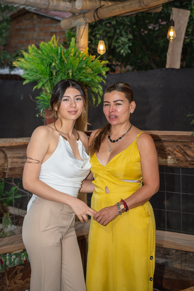 Retrato de dos personas entre plantas y madera