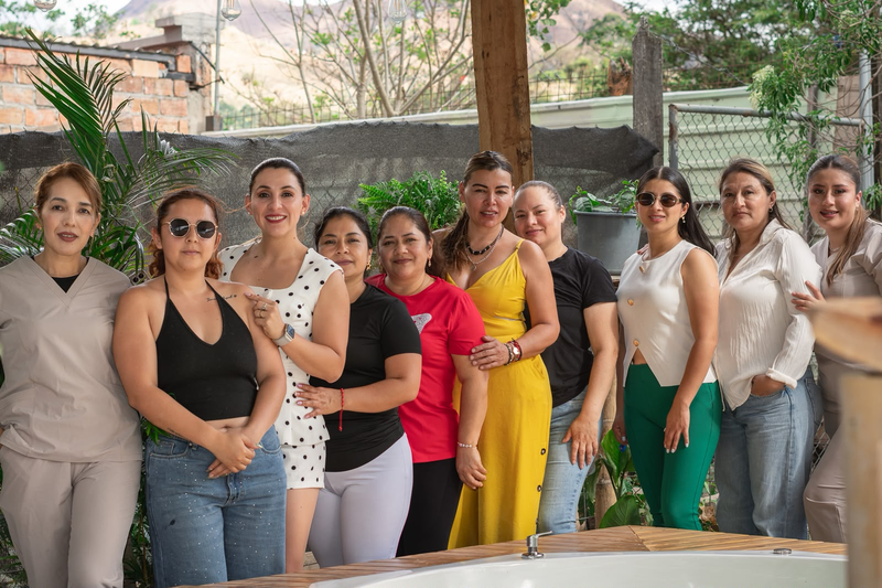 Retrato de un grupo de visitantes en la terraza