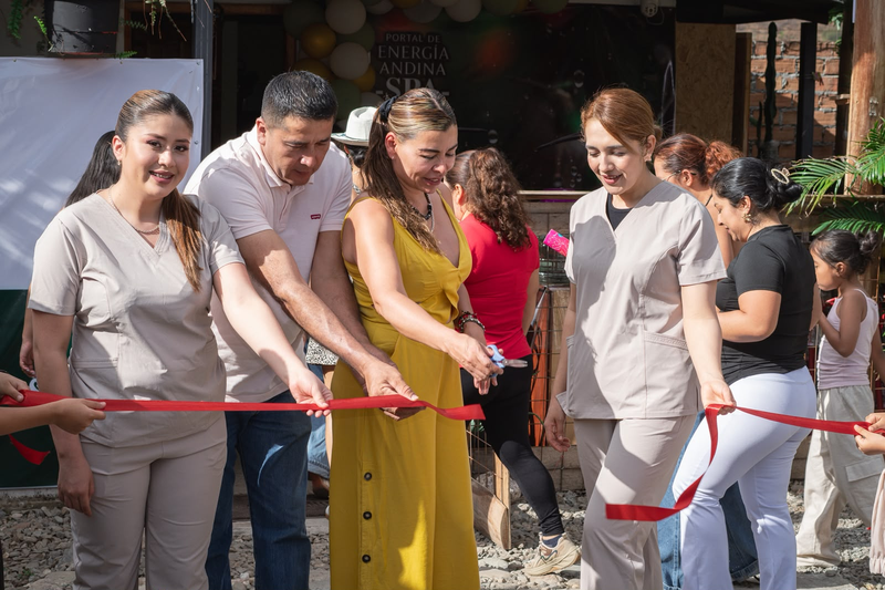Corte de cinta en la apertura de Portal de Energía Andina